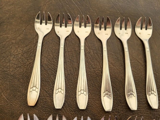 12 FOURCHETTES A HUITRES ARGENTAL EN METAL ARGENTE ART DECO