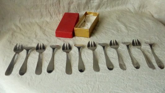 12 STAINLESS STEEL OYSTER FORKS APOLLONOX*