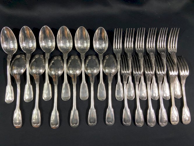 12 grandes cuillères 12 fourchettes métal argenté modèle filet de style Louis XV