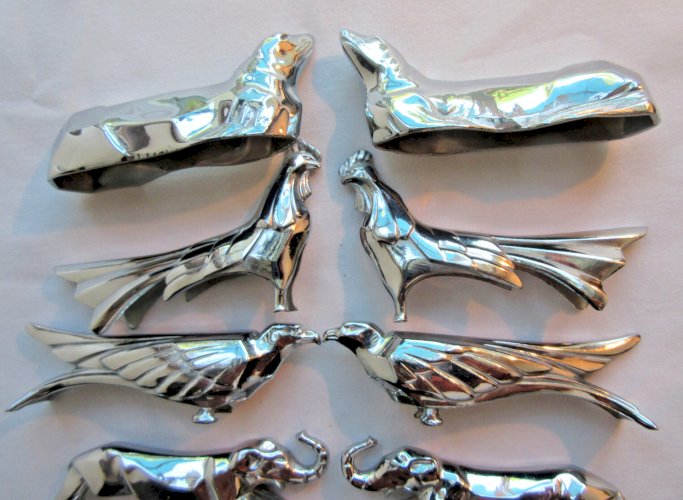 12 porte-couteaux Art Déco métal argenté: coq, faisan, lionne, otarie, etc...