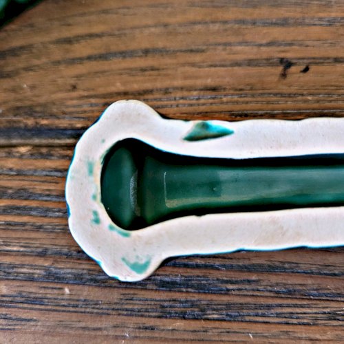 12 porte-couteaux Digoin vintage en barbotine tressée verte