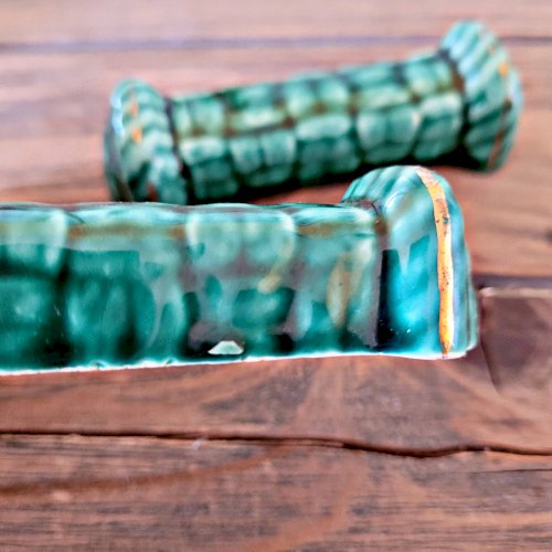 12 porte-couteaux Digoin vintage en barbotine tressée verte