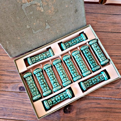 12 porte-couteaux Digoin vintage en barbotine tressée verte