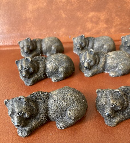 12 porte couteaux en forme d'ours brun allongé 