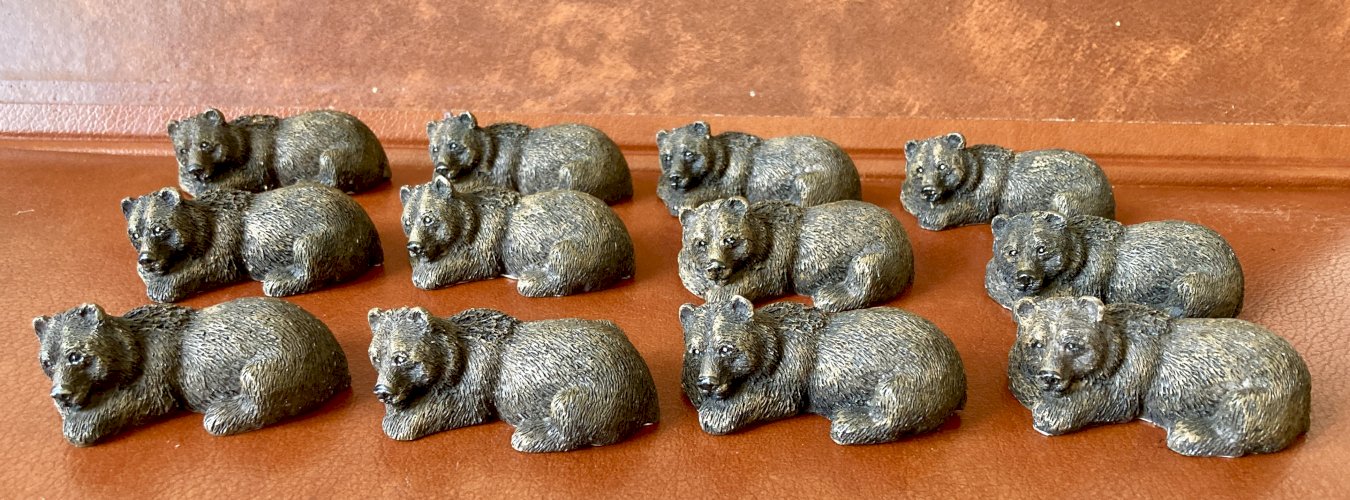 12 porte couteaux en forme d'ours brun allongé 