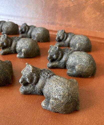 12 porte couteaux en forme d'ours brun allongé 