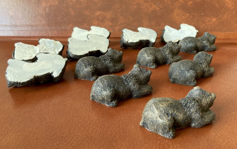 12 porte couteaux en forme d'ours brun allongé 