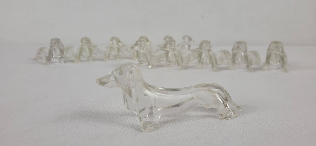 12 porte-couteaux teckel en plastique 1970