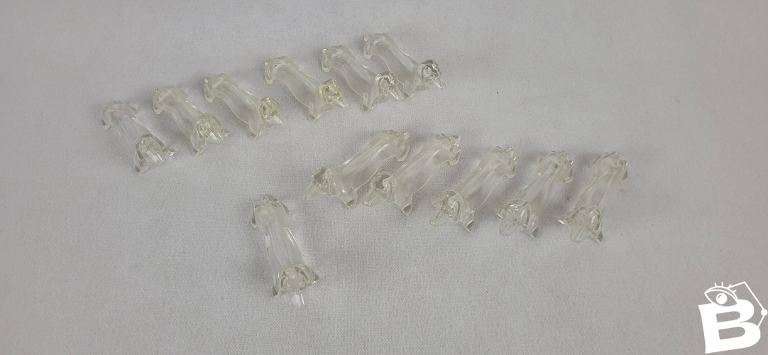 12 porte-couteaux teckel en plastique 1970