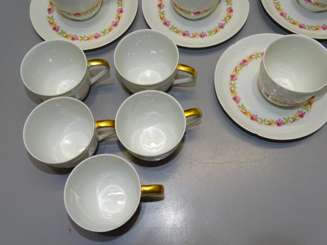-12 TASSES et 7 SOUCOUPES PORCELAINE de LIMOGES BELLES GUIRLANDES FLEURS    D