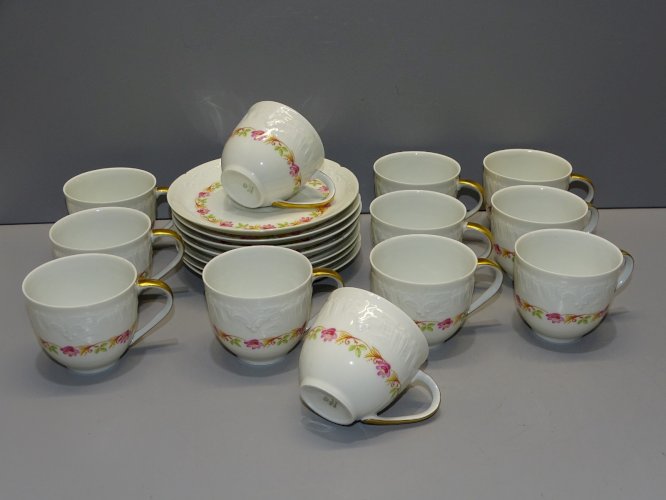 -12 TASSES et 7 SOUCOUPES PORCELAINE de LIMOGES BELLES GUIRLANDES FLEURS    D