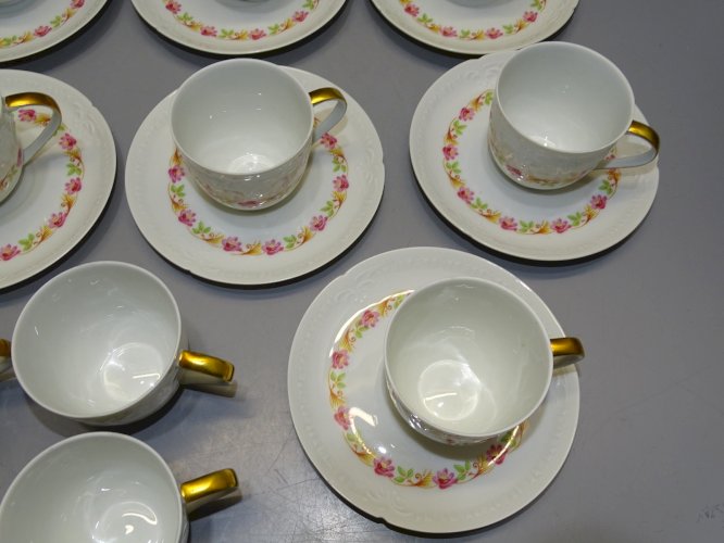 -12 TASSES et 7 SOUCOUPES PORCELAINE de LIMOGES BELLES GUIRLANDES FLEURS    D