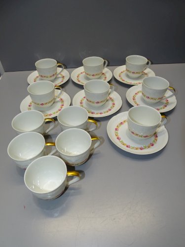 -12 TASSES et 7 SOUCOUPES PORCELAINE de LIMOGES BELLES GUIRLANDES FLEURS    D