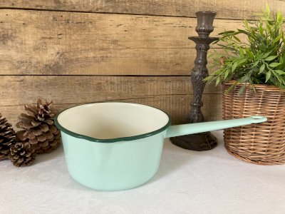 1225⚜️ Vintage Enamelled Tin Saucepan 21 Cm Diameter