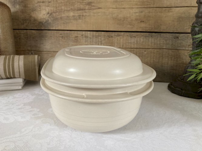 126⚜️ Ancienne Cocotte Beige Microwave 2.5 Litres Tupperware