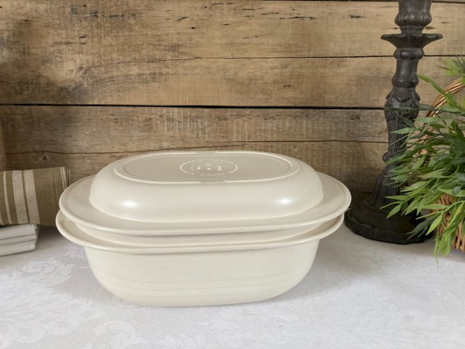 126⚜️ Ancienne Cocotte Beige Microwave 2.5 Litres Tupperware