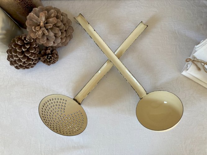 126⚜️ Deux Anciens Ustensiles de Cuisine en Tôle Émaillée Louche et Écumoire