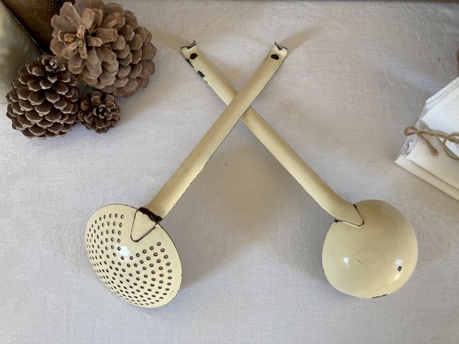 126⚜️ Deux Anciens Ustensiles de Cuisine en Tôle Émaillée Louche et Écumoire