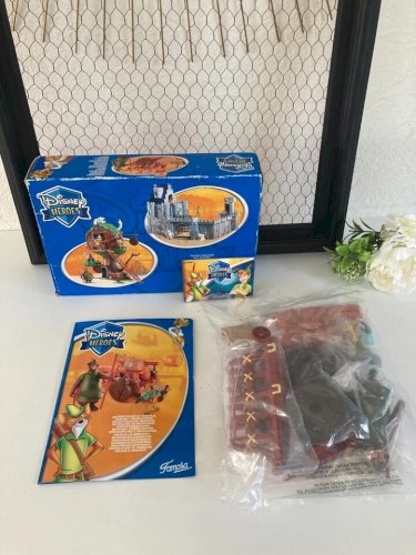 14 ⚜️ Disney Heroes Figurines Petit Jean Chariot de Tir à Baril et Le Coq Famosa