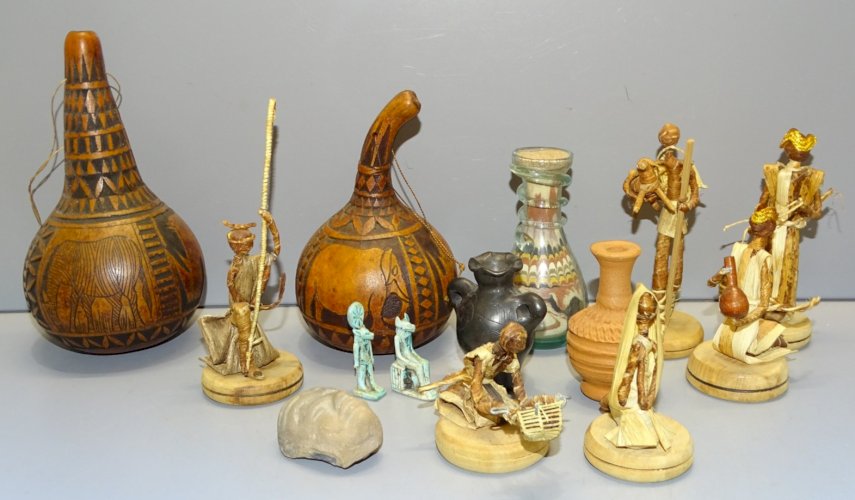 -14 PETITS OBJETS SOUVENIRS DE VOYAGE TERRE CUITE VERRE FIBRE DE BANANES etc.  D