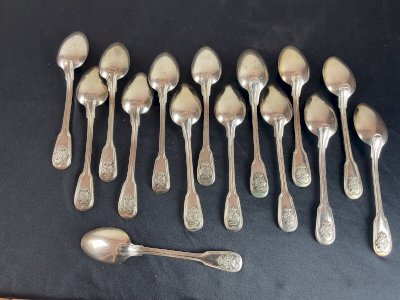 15 silver-plated metal spoons with coat of arms and crown.