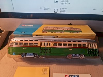 1/50 CORGI STREET CAR PHILADELPHIA quasi neuf en boite -long 28 cm