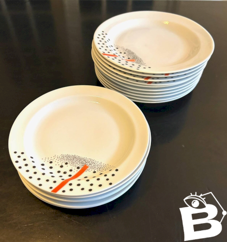 16 assiettes en porcelaine Wavel 1980