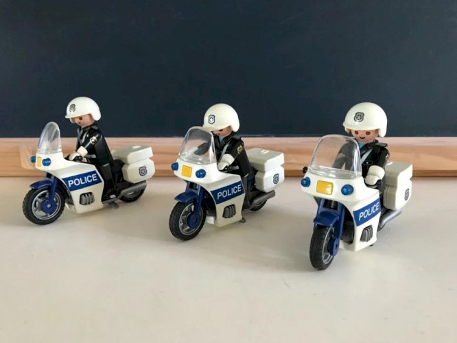 17 ⚜️ Jouet Lot de Trois Motos de Police Playmobil Réf: 3986