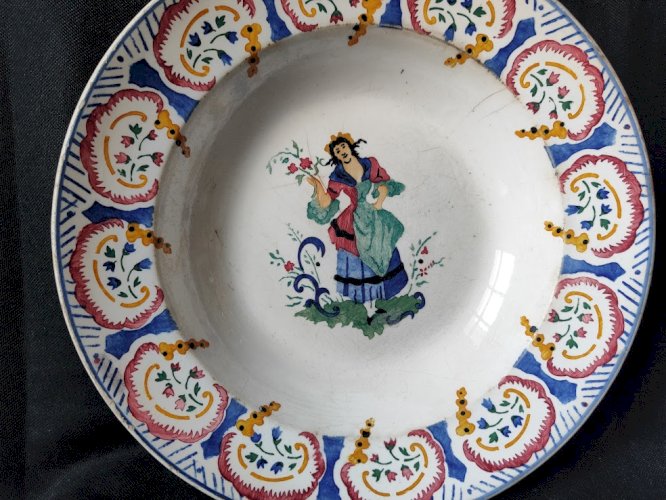 1870 /1900 coquille st jacques  Gien Faience Opaque / femme dansant