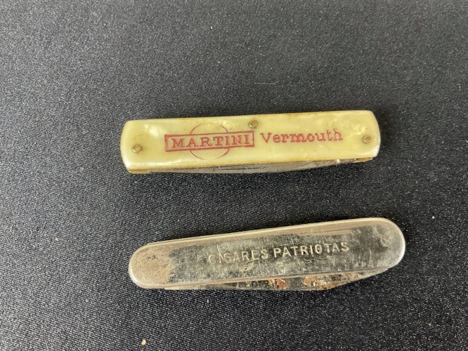 2 ancien couteaux Collection . Publicitaire