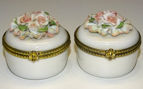 -2 ANCIENNES BOITES à PILULES OPALINE AVEC BOUQUET de ROSE sur COUVERCLE    D