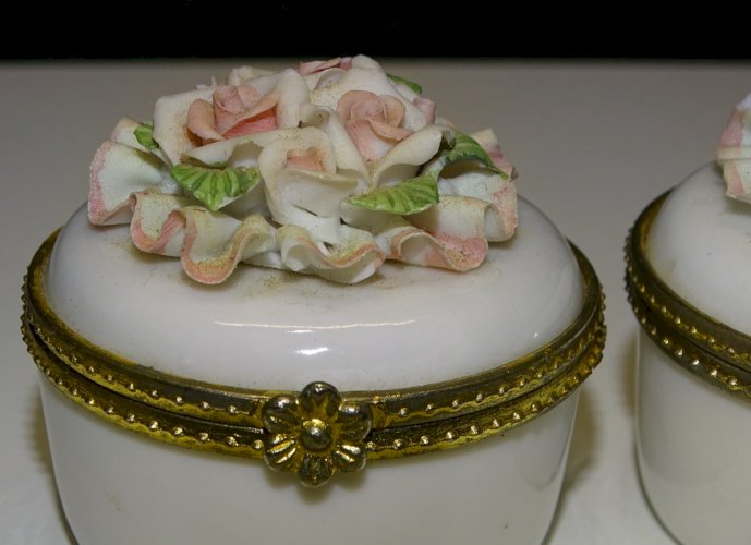 -2 ANCIENNES BOITES à PILULES OPALINE AVEC BOUQUET de ROSE sur COUVERCLE    D
