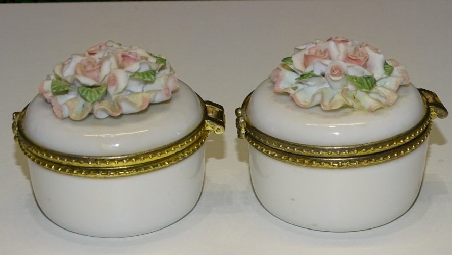 -2 ANCIENNES BOITES à PILULES OPALINE AVEC BOUQUET de ROSE sur COUVERCLE    D
