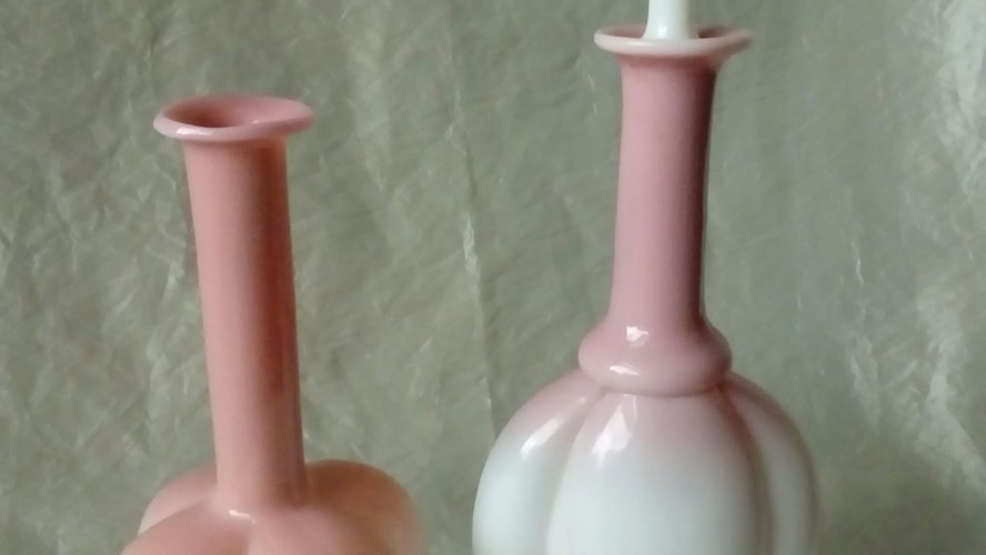 2 ANCIENNES CARAFES EN OPALINE FIN 19 ème*