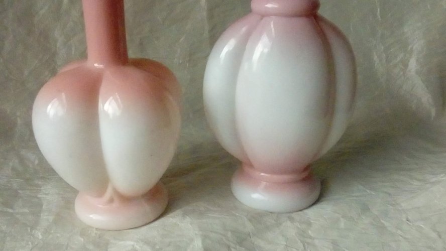2 ANCIENNES CARAFES EN OPALINE FIN 19 ème*