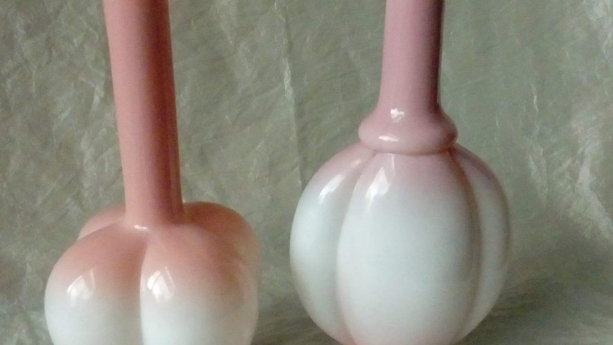 2 ANCIENNES CARAFES EN OPALINE FIN 19 ème*
