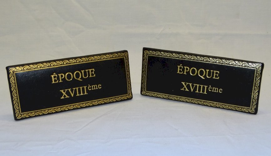 -2 ANCIENNES ETIQUETTES pour MEUBLE CUIR GAUFFRE LETTRES DOREES EPOQUE XVIIIe D