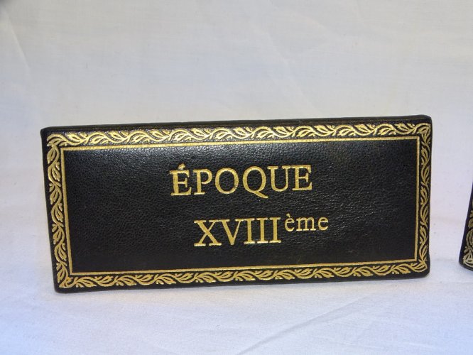 -2 ANCIENNES ETIQUETTES pour MEUBLE CUIR GAUFFRE LETTRES DOREES EPOQUE XVIIIe D