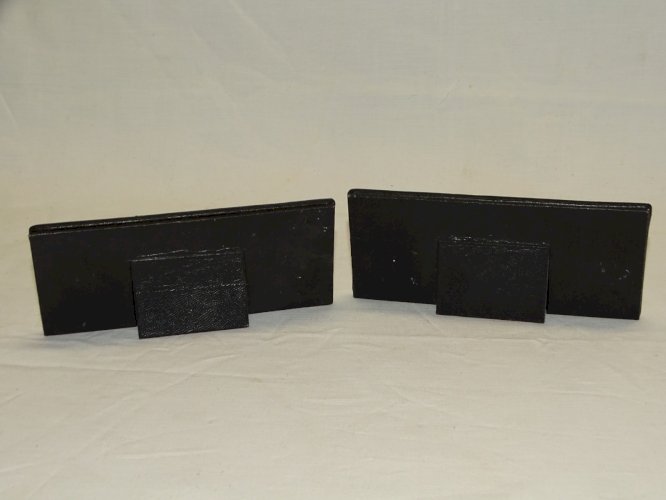 -2 ANCIENNES ETIQUETTES pour MEUBLE CUIR GAUFFRE LETTRES DOREES EPOQUE XVIIIe D