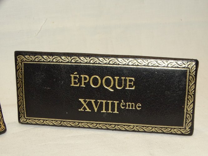 -2 ANCIENNES ETIQUETTES pour MEUBLE CUIR GAUFFRE LETTRES DOREES EPOQUE XVIIIe D