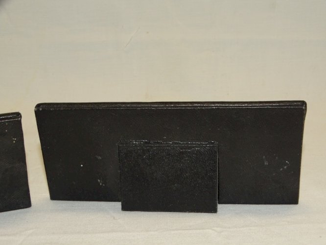 -2 ANCIENNES ETIQUETTES pour MEUBLE CUIR GAUFFRE LETTRES DOREES EPOQUE XVIIIe D