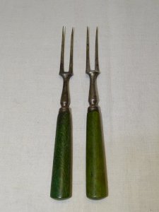 - 2 OLD SMALL FORKS WITH PAINTED WOODEN HANDLES TABLE ART COLLECTION