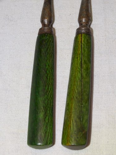 -2 ANCIENNES PETITES FOURCHETTES MANCHES BOIS PEINT COLLECTION ART DE LA TABLE D