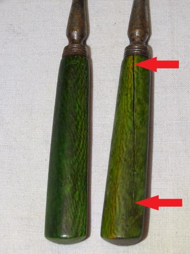 -2 ANCIENNES PETITES FOURCHETTES MANCHES BOIS PEINT COLLECTION ART DE LA TABLE D