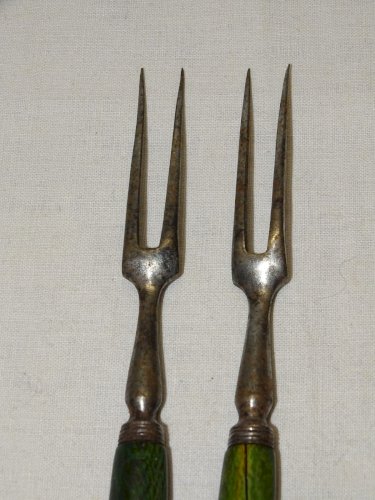 -2 ANCIENNES PETITES FOURCHETTES MANCHES BOIS PEINT COLLECTION ART DE LA TABLE D