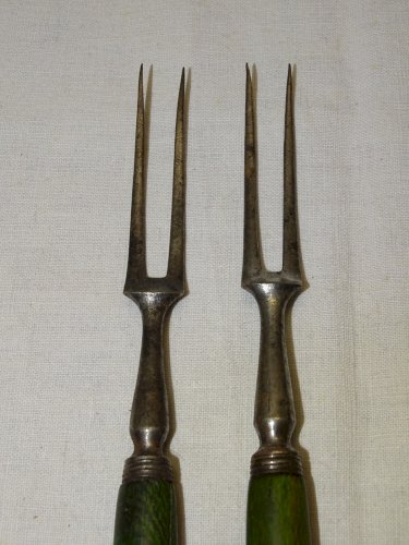 -2 ANCIENNES PETITES FOURCHETTES MANCHES BOIS PEINT COLLECTION ART DE LA TABLE D