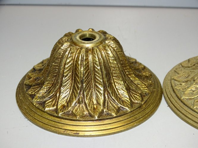 -2 ANCIENNES ROSACES PLAFONNIERS de PLAFOND BRONZE pour LUSTRE EMPIRE ou AUTRE D