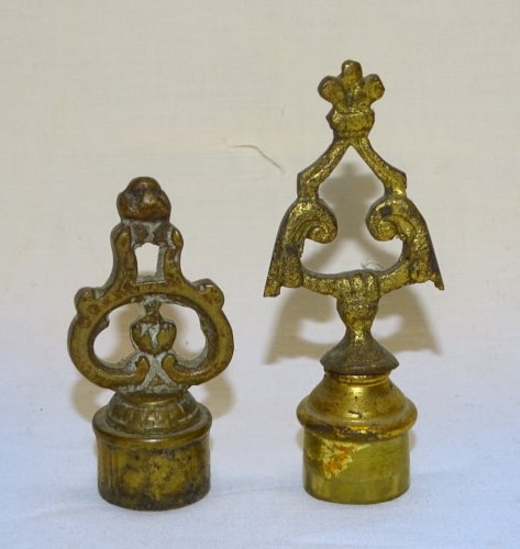 -2 ANCIENS ETOUFFOIRS A BOUGIE BRONZE & LAITON 2 MODELES DIFFERENTS COLLECTION D