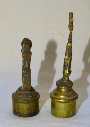 -2 ANCIENS ETOUFFOIRS A BOUGIE BRONZE & LAITON 2 MODELES DIFFERENTS COLLECTION D
