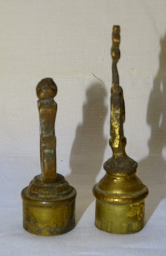 -2 ANCIENS ETOUFFOIRS A BOUGIE BRONZE & LAITON 2 MODELES DIFFERENTS COLLECTION D